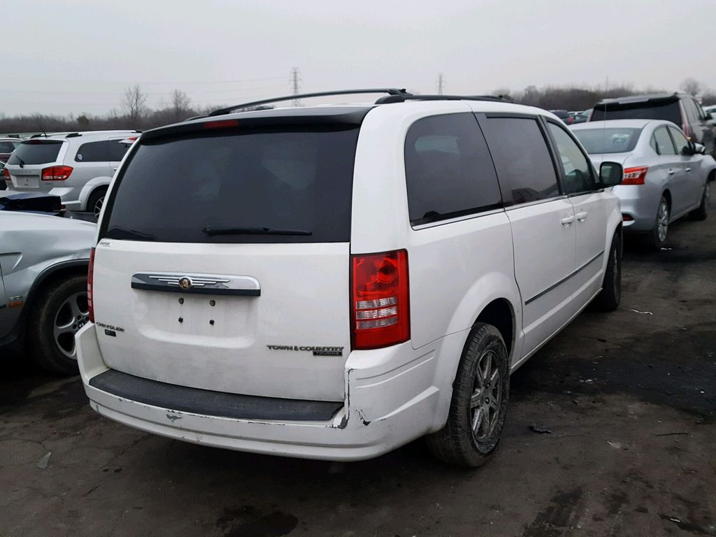 2A4RR5D13AR393748-2010-chrysler-town-and-cou-0