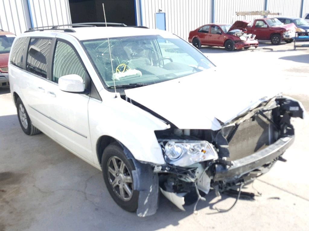 2A4RR5D14AR213063-2010-chrysler-town-and-cou-0