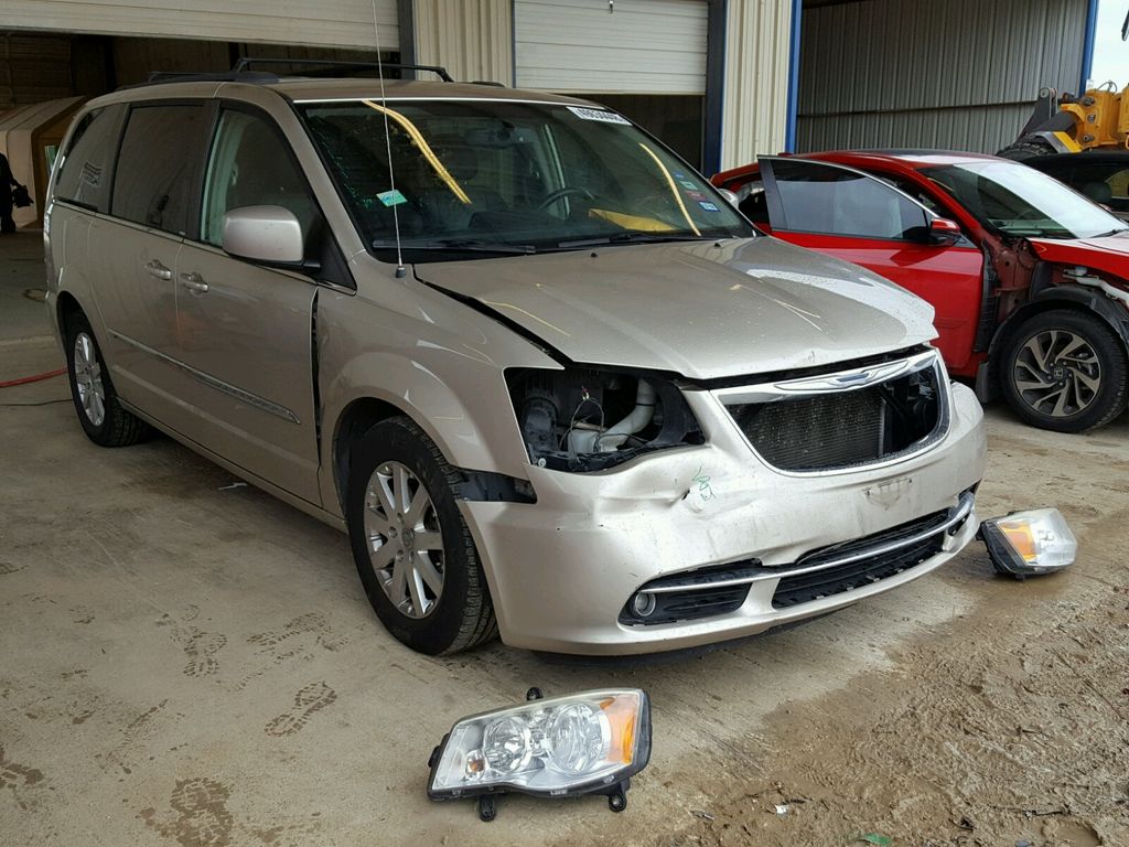 2C4RC1BGXDR706208-2013-chrysler-town-and-cou-0