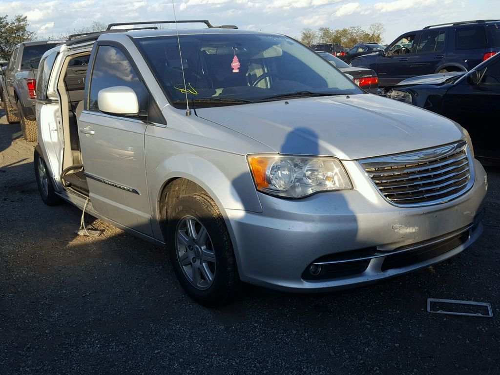 2A4RR5DG2BR765828-2011-chrysler-town-and-cou-0