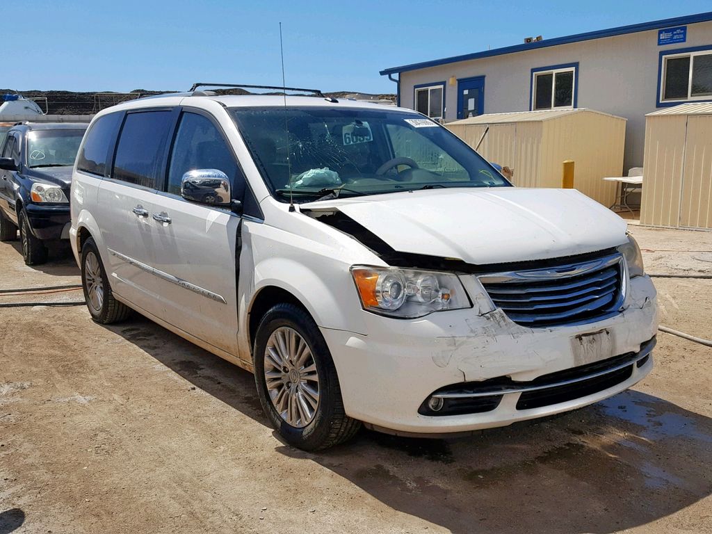 2A4RR6DG2BR785759-2011-chrysler-town-and-cou-0
