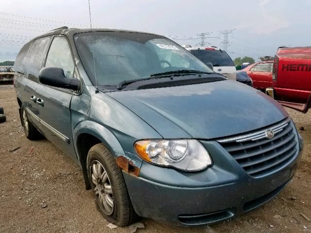 2C4GP54L75R444033-2005-chrysler-town-and-cou-0