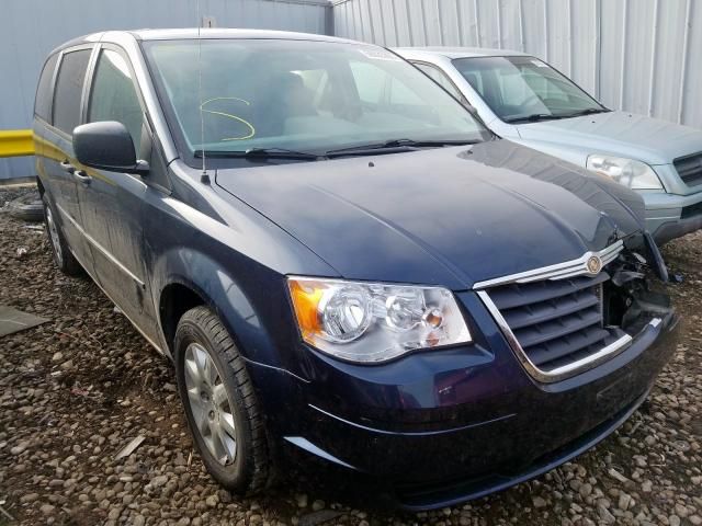2A8HR44H78R618703-2008-chrysler-town-and-cou-0