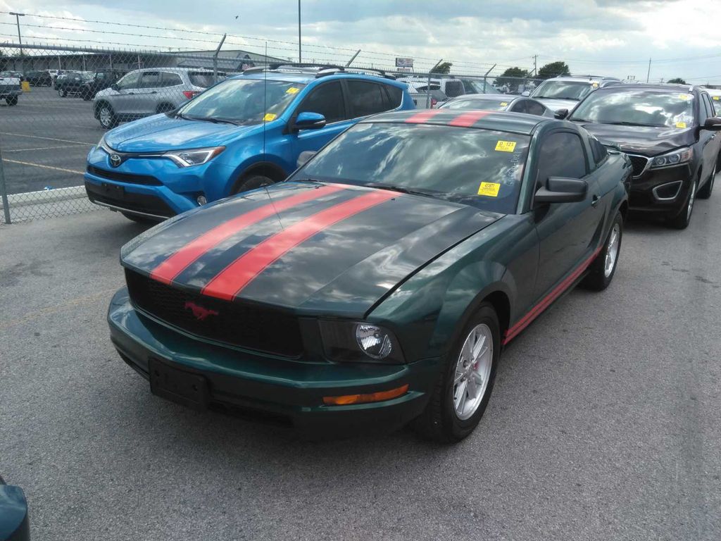 1ZVFT80NX75338124-2007-ford-mustang-0