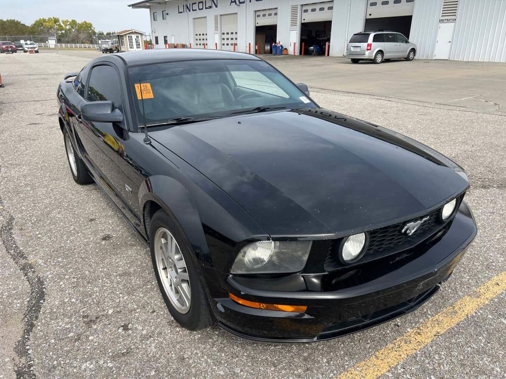 1ZVFT82H155198162-2005-ford-mustang-0