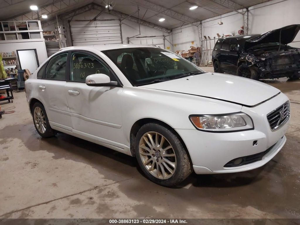 YV1382MS0A2505095-2010-volvo-s40-0