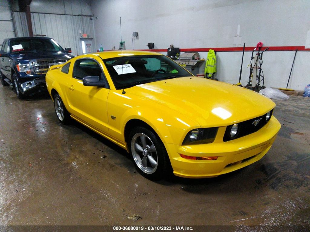 1ZVFT82H965161703-2006-ford-mustang-0