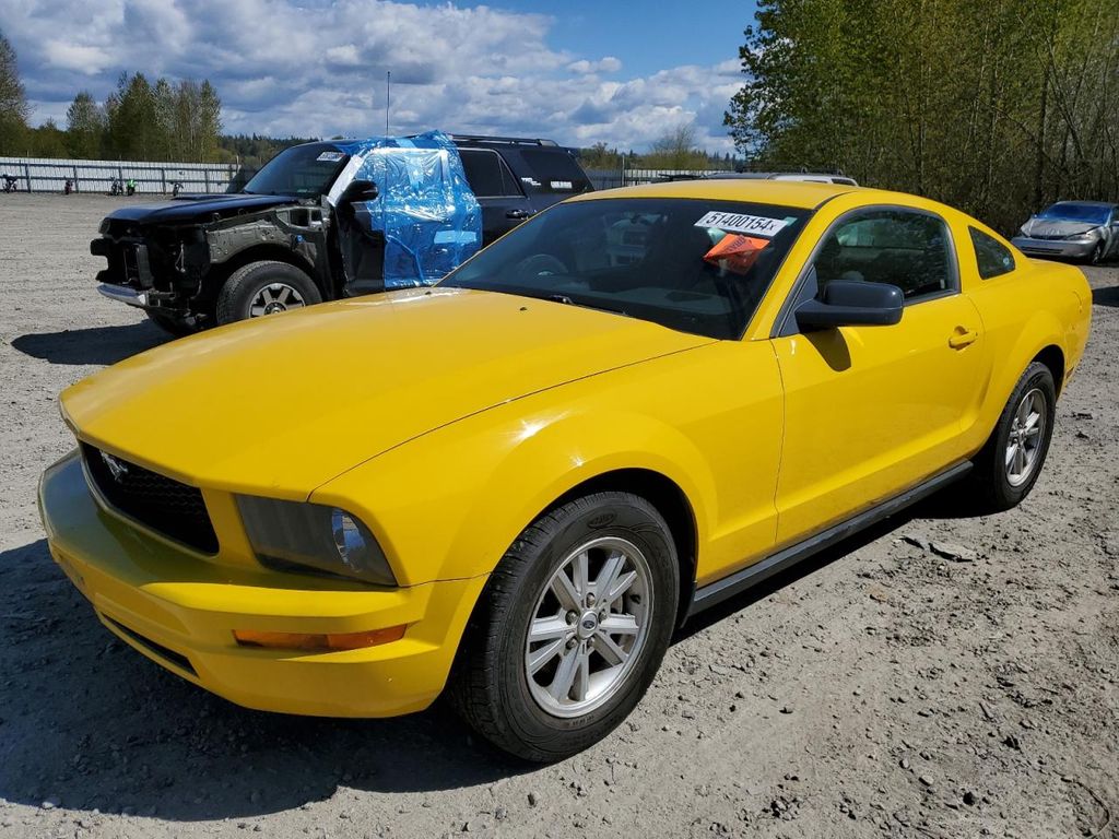 1ZVFT80NX55161944-2005-ford-mustang-0