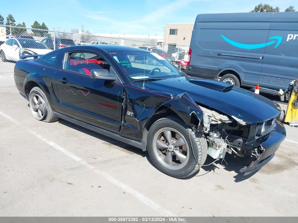 1ZVFT82H355147195-2005-ford-mustang