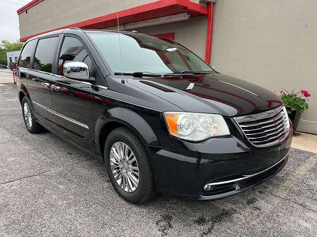 2A4RR6DG2BR746833-2011-chrysler-town-and-country